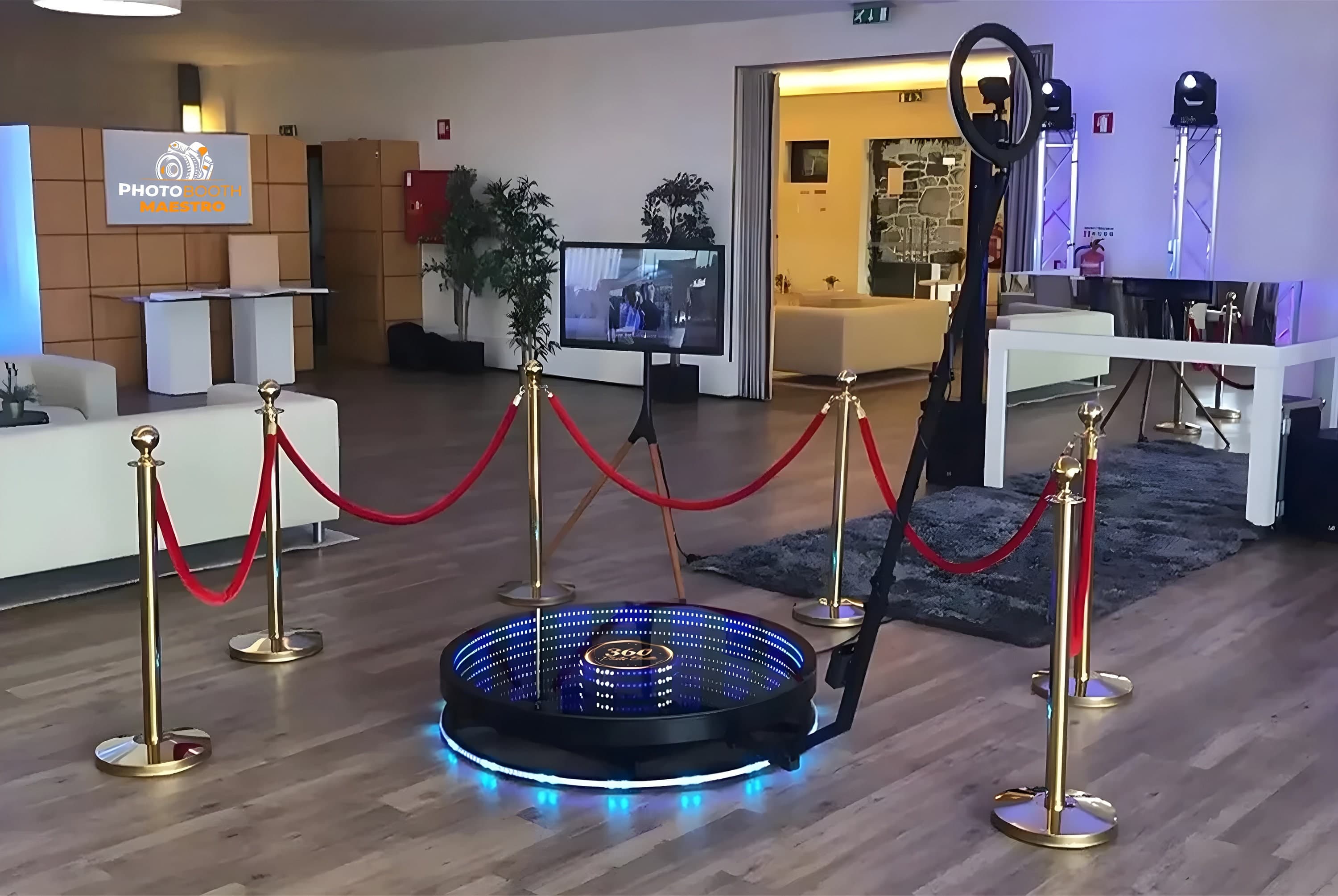 Platforma 360 montata intr-un hol, delimitata cu stalpi si franghie rosie