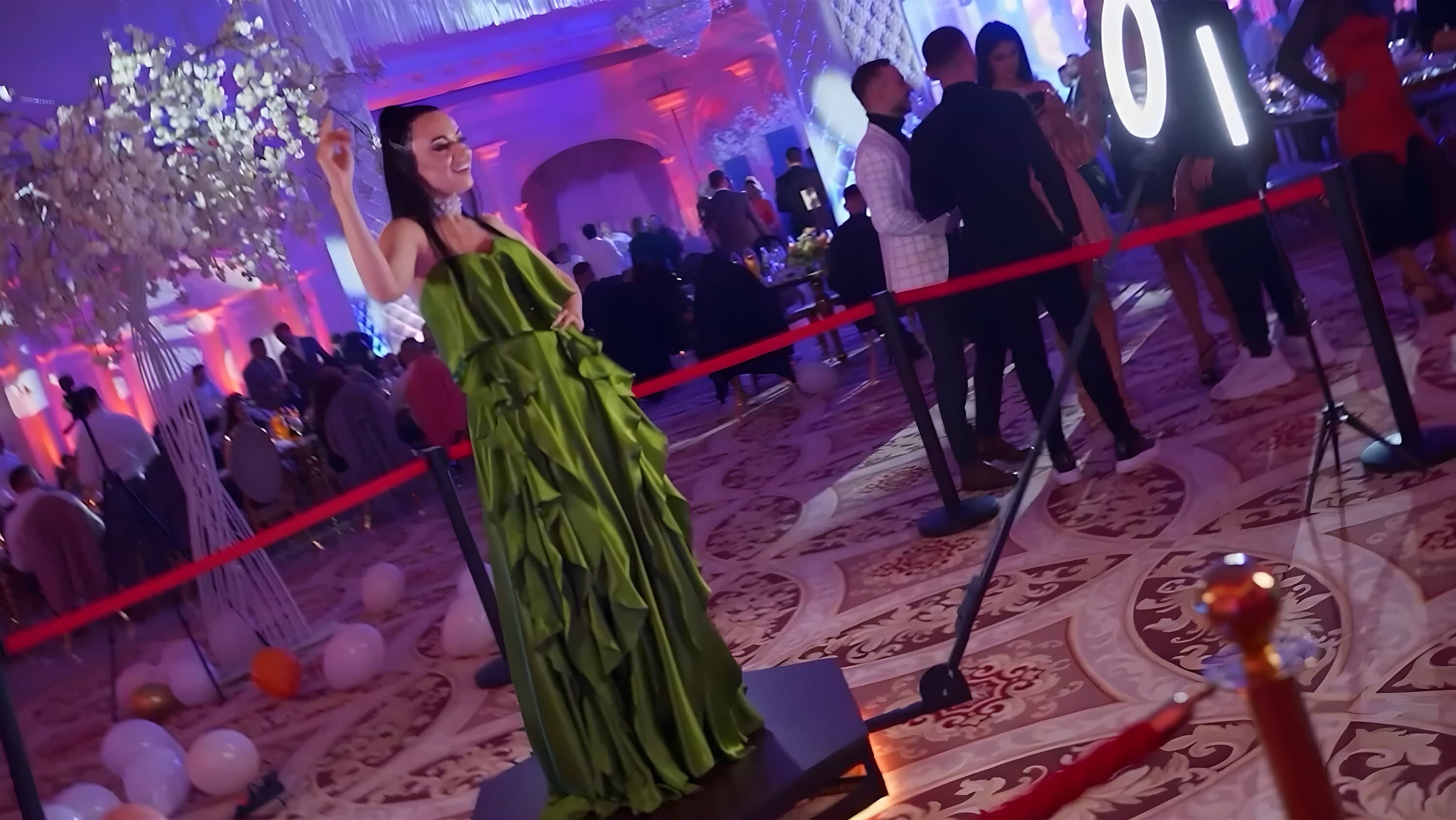 Cadru din filmare: invitata pe platforma 360, intr-o sala cu lumini