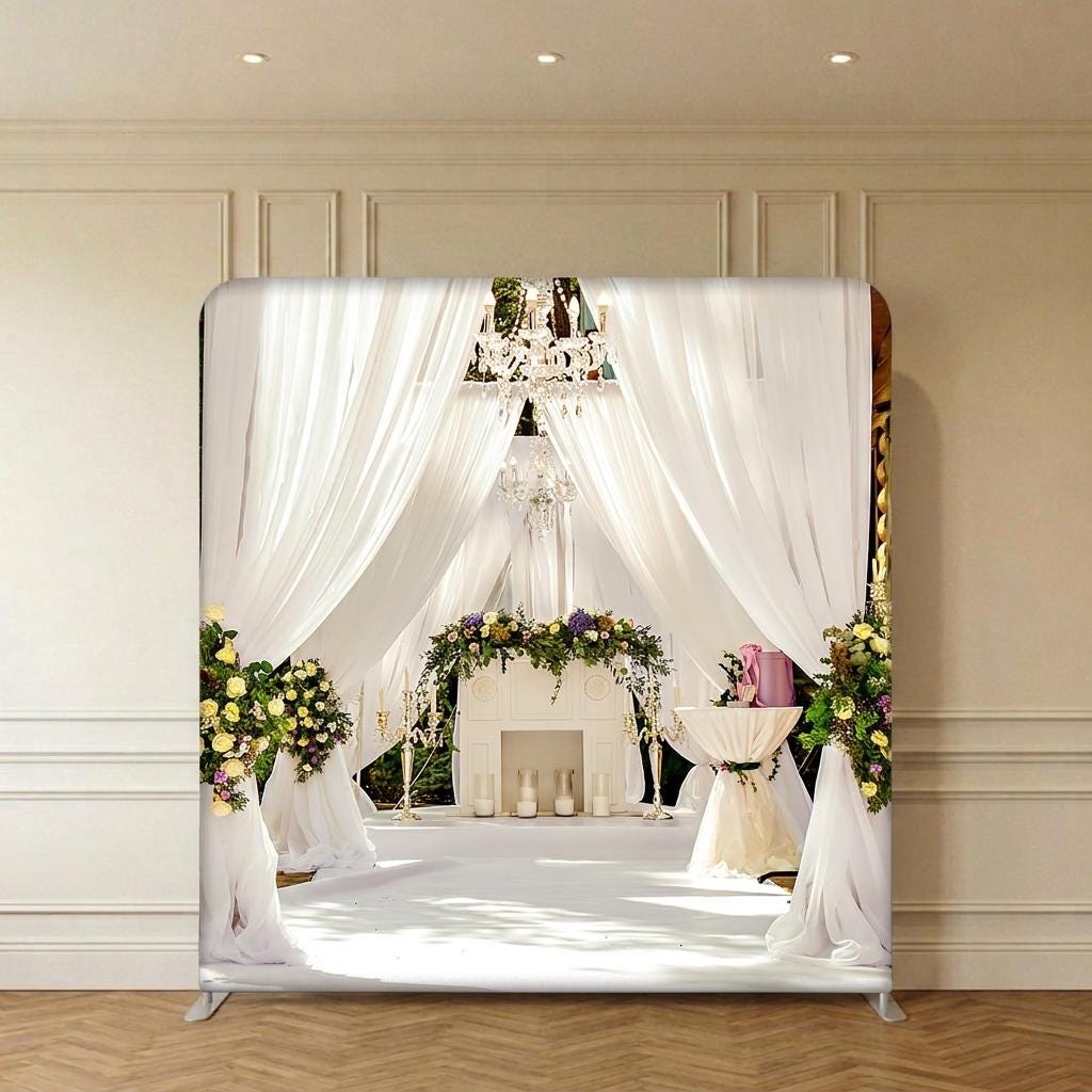 Fundal cu arcada alba de ceremonie si candelabru