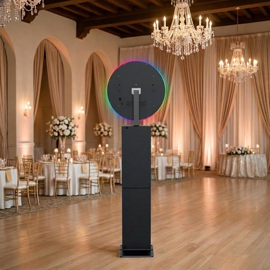 Cabina neagra cu ring light RGB, in aceeasi sala