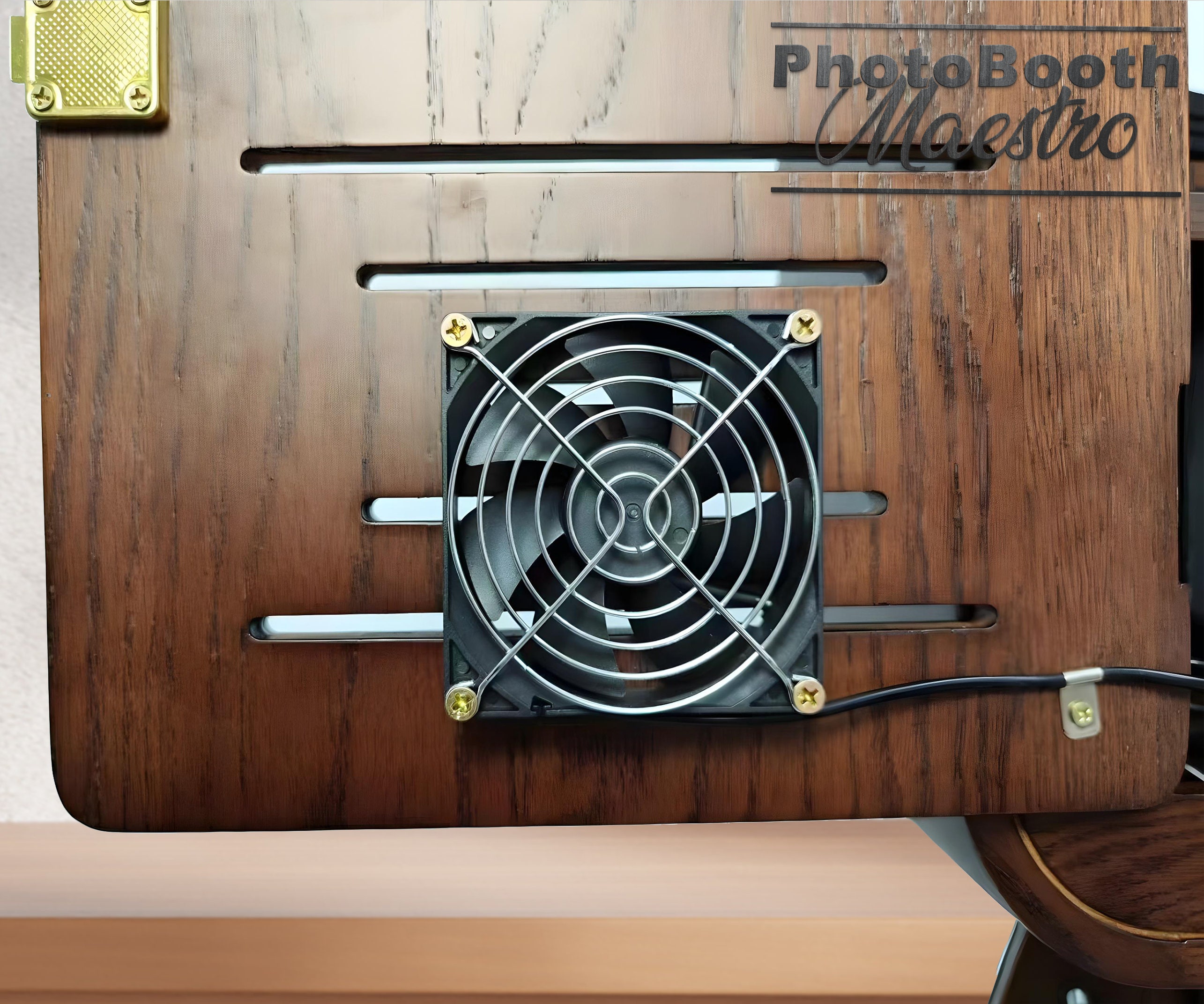 Prim-plan cu ventilatorul intern montat in peretele cabinei