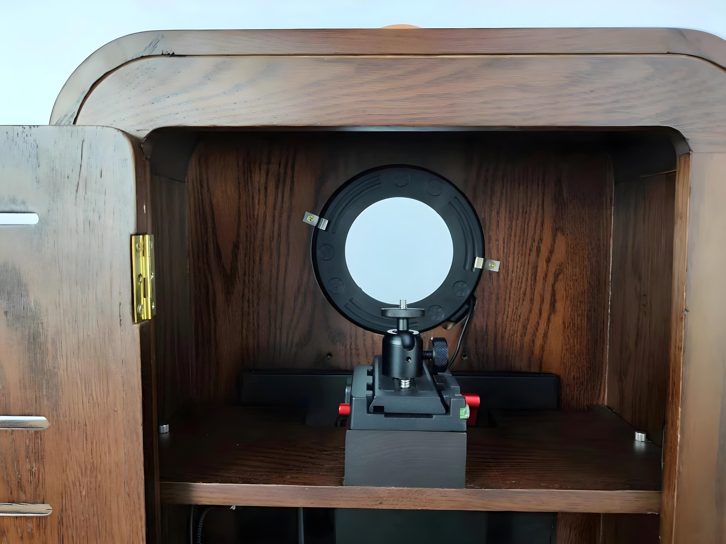 Cabina cu usa deschisa: ring light-ul si suportul de aparat foto din interior