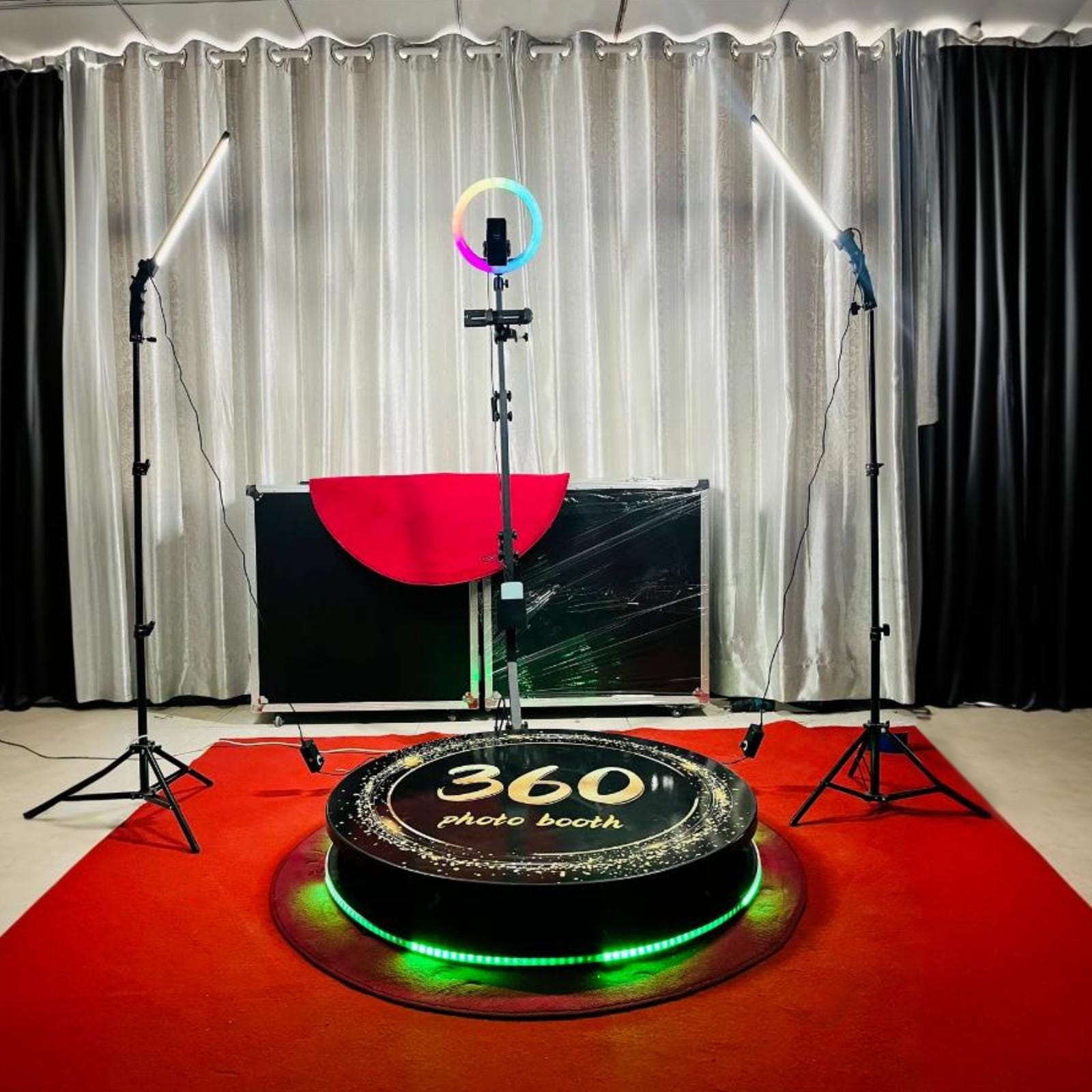 Platforma 360 cu banda LED aprinsa, pe un covor rosu, cu lumini de studio