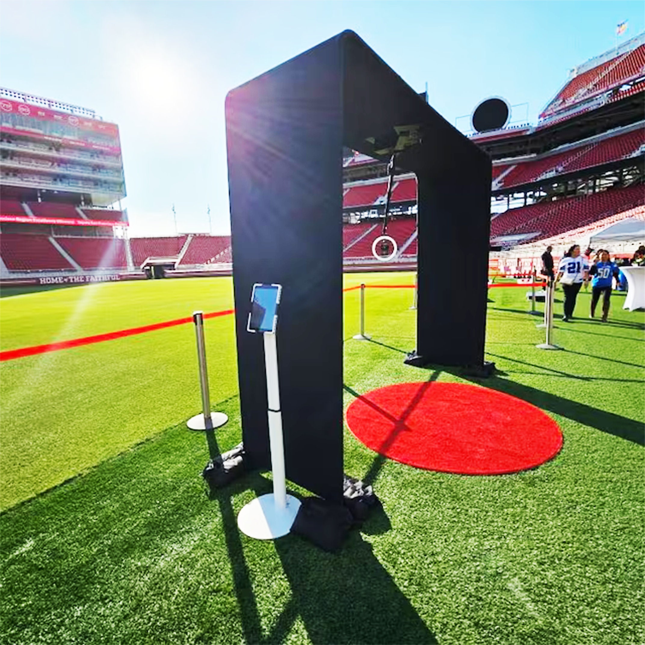 Arcul overhead montat pe gazon, la un eveniment pe stadion