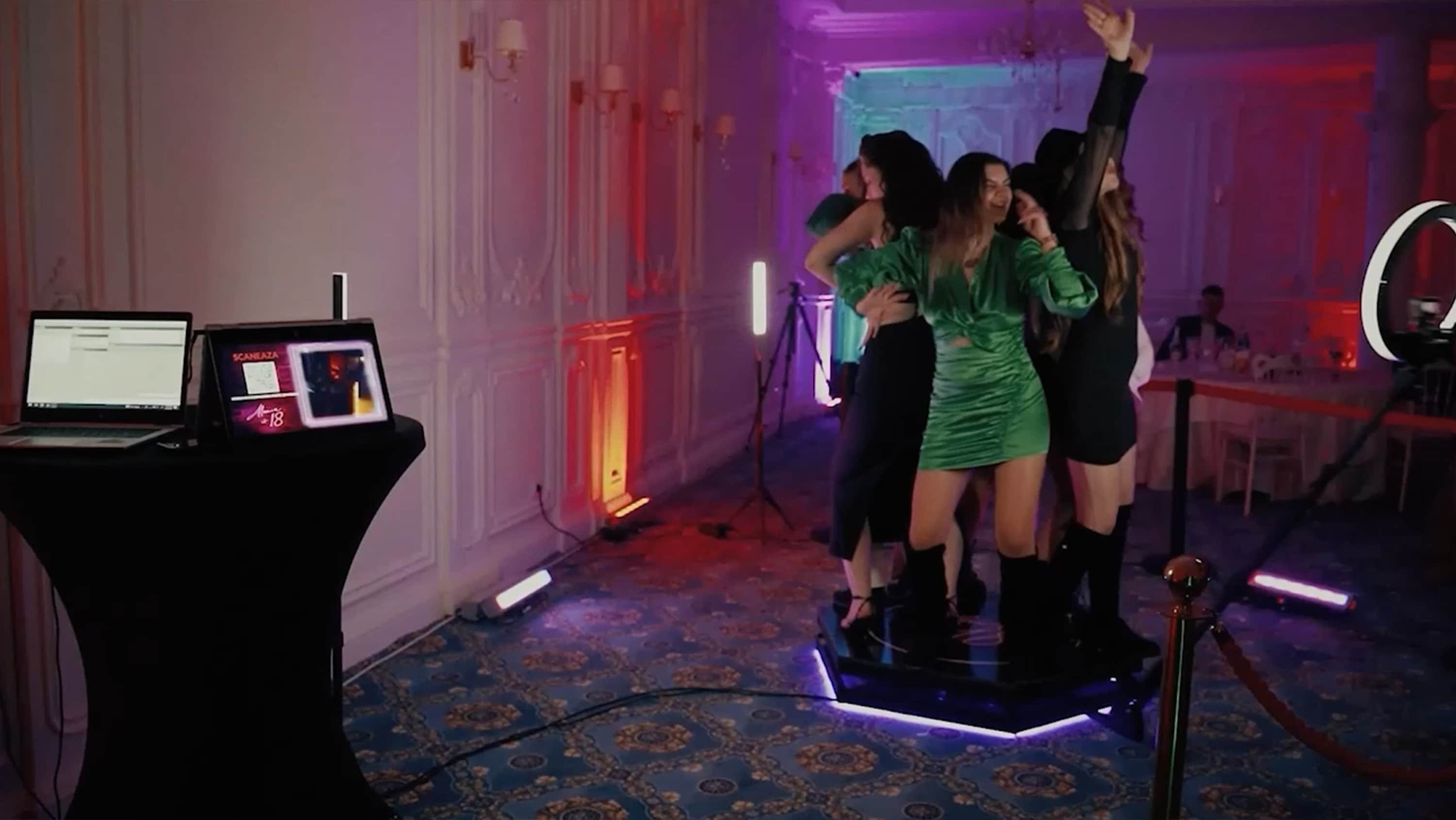 Cadru din filmare: patru invitate pe platforma, cu ring light aprins
